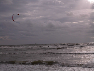Kitesurfer am Strand von Katwijk