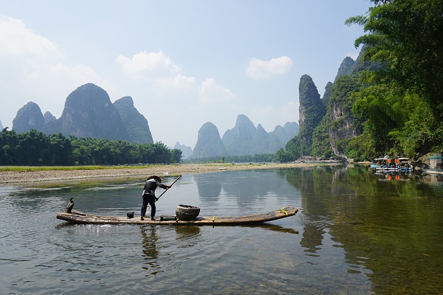 Fischer mit Bambus-Floß