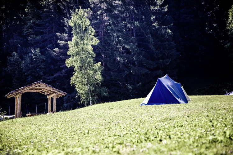 Campingzelt auf Bergwiese