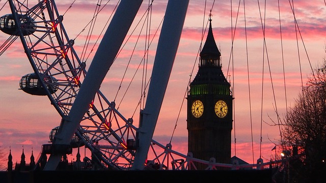 London Eye mit Big Ben im Hintergrund