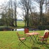 Campingtisch mit Stühlen auf einer grünen Wiese
