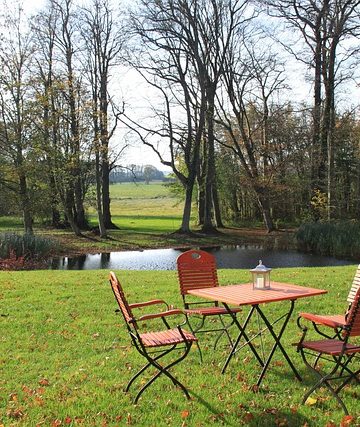 Campingtisch mit Stühlen auf einer grünen Wiese