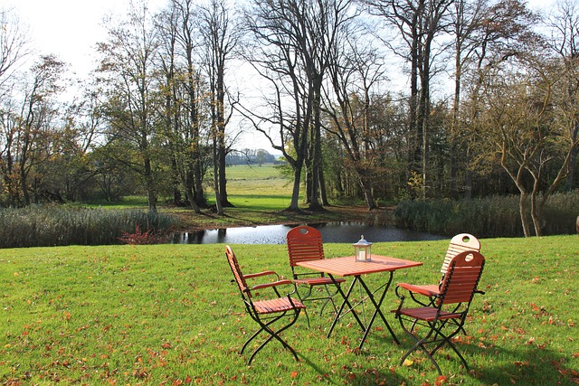 Campingtisch mit Stühlen auf einer grünen Wiese